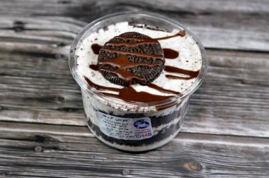 Kahire, Mısır, 5 Şubat 2024: Remas Land Oreo kremalı krema çikolata soslu, çikolatalı kek ve kahverengi bisküvi ile, krema, hava kabarcıkları içeren yumuşak bir hazır yemektir.