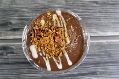 Kahverengi, tatlandırılmış fındıklı kakaolu profiterollü, çikolata kremalı ve bademli profiterollü, profiterollü kremalı, Fransız choux pastalı topuyla doldurulmuş tipik tatlı ve nemli