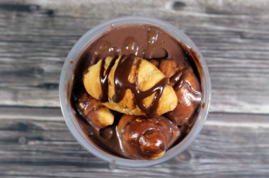 Çikolatalı profiterol, çikolata, sos, fıstık ezmesi, profiterol ile doldurulmuş mini kruvasan kremalı puf, doldurulmuş Fransız choux böreği.