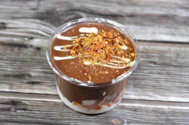 Kahverengi, tatlandırılmış fındıklı kakaolu profiterollü, çikolata kremalı ve bademli profiterollü, profiterollü kremalı, Fransız choux pastalı topuyla doldurulmuş tipik tatlı ve nemli