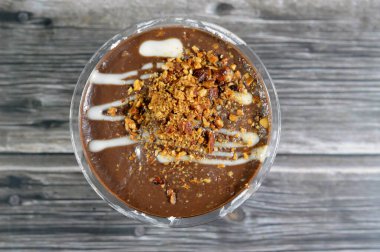 Kahverengi, tatlandırılmış fındıklı kakaolu profiterollü, çikolata kremalı ve bademli profiterollü, profiterollü kremalı, Fransız choux pastalı topuyla doldurulmuş tipik tatlı ve nemli