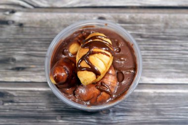 Çikolatalı profiterol, çikolata, sos, fıstık ezmesi, profiterol ile doldurulmuş mini kruvasan kremalı puf, doldurulmuş Fransız choux böreği.