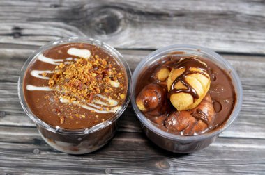 Çikolata, sos, fıstık ezmesi, badem, profiterol ile doldurulmuş mini kruvasanla kremalı profiteroller tatlı ve nemli dolgulu Fransız choux hamur topuyla doldurulmuş kremalı pastalardır.