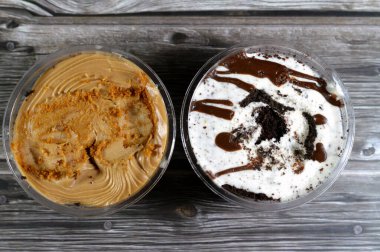 Çikolata soslu kremalı bisküvi, çikolatalı kek ve kahverengi bisküvi, krema hafif ve havadar bir doku vermek için hava kabarcıkları içeren yumuşak hazırlanmış bir yemektir.