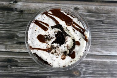 Çikolata soslu kremalı, çikolatalı kek ve kahverengi bisküvili kremalı krema, hafif ve havadar bir doku, tatlı, yumuşacık ve kremalı baloncuklar içeren yumuşak bir hazır yemektir.