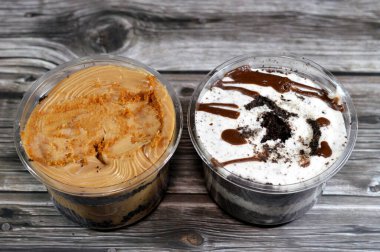 Çikolata soslu kremalı bisküvi, çikolatalı kek ve kahverengi bisküvi, krema hafif ve havadar bir doku vermek için hava kabarcıkları içeren yumuşak hazırlanmış bir yemektir.