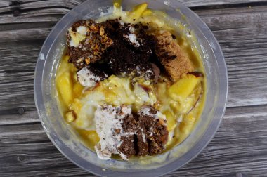 tatlı karışımı sütlü puding, sütlü krema qishta, basbousa, mango suyu, elma parçaları, süt ve şeker, bal şekerli şurup, kahverengi, tatlı fındıklı kakao soslu profiterol, badem