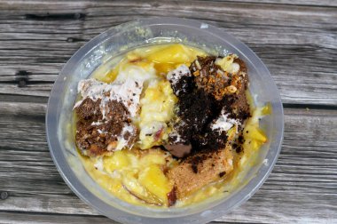 tatlı karışımı sütlü puding, sütlü krema qishta, basbousa, mango suyu, elma parçaları, süt ve şeker, bal şekerli şurup, kahverengi, tatlı fındıklı kakao soslu profiterol, badem