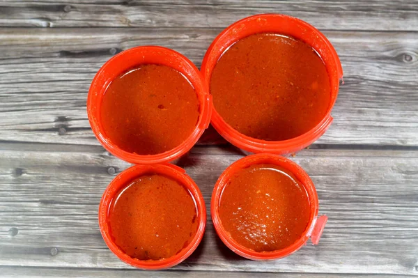 Kızarmış soğandan yapılan Koshary domates sosu, sebze yağı, ezilmiş sarımsak, domates ezmesi, sos, su, beyaz sirke, tuz ve biber, özellikle Kushari 'de birçok yemek tarifi için domates sosu.