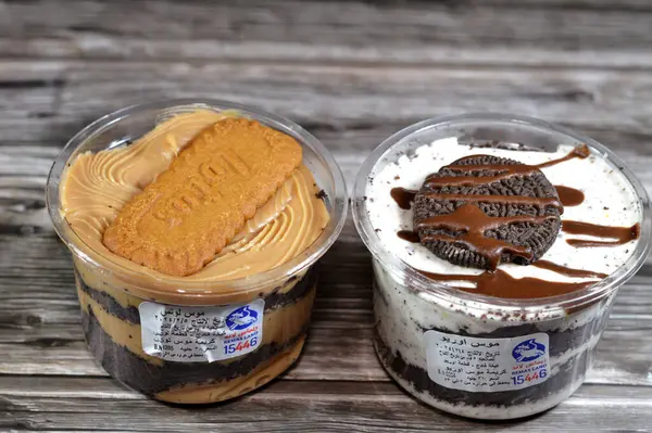 Kahire, Mısır, 5 Şubat 2024: Lotus ve Oreo kremalı bisküvi kreması çikolata soslu, kremalı pasta Remas Land 'den, krema, hava kabarcıkları içeren yumuşak bir hazır yemektir.