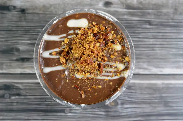 Kahverengi, tatlandırılmış fındıklı kakaolu profiterollü, çikolata kremalı ve bademli profiterollü, profiterollü kremalı, Fransız choux pastalı topuyla doldurulmuş tipik tatlı ve nemli