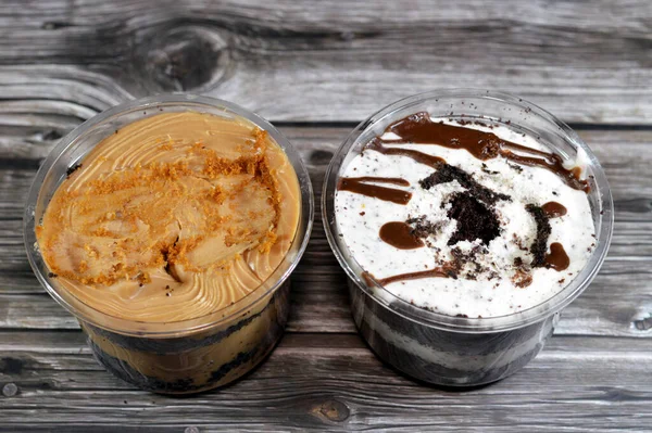 Çikolata soslu kremalı bisküvi, çikolatalı kek ve kahverengi bisküvi, krema hafif ve havadar bir doku vermek için hava kabarcıkları içeren yumuşak hazırlanmış bir yemektir.