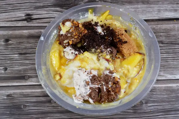 tatlı karışımı sütlü puding, sütlü krema qishta, basbousa, mango suyu, elma parçaları, süt ve şeker, bal şekerli şurup, kahverengi, tatlı fındıklı kakao soslu profiterol, badem