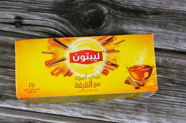 Kahire, Mısır, 7 Şubat 2024: Tarçın torbalı Lipton siyah çayı, olgunlaşmış çay yapraklarının toplamı, Lipton, Lipton Teas ve Infusions 'ın sahibi olduğu bir İngiliz çay markası.