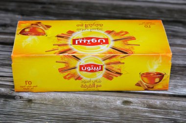 Kahire, Mısır, 7 Şubat 2024: Tarçın torbalı Lipton siyah çayı, olgunlaşmış çay yapraklarının toplamı, Lipton, Lipton Teas ve Infusions 'ın sahibi olduğu bir İngiliz çay markası.