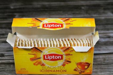 Kahire, Mısır, 7 Şubat 2024: Tarçın torbalı Lipton siyah çayı, olgunlaşmış çay yapraklarının toplamı, Lipton, Lipton Teas ve Infusions 'ın sahibi olduğu bir İngiliz çay markası.