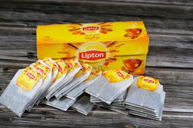 Kahire, Mısır, 7 Şubat 2024: Tarçın torbalı Lipton siyah çayı, olgunlaşmış çay yapraklarının toplamı, Lipton, Lipton Teas ve Infusions 'ın sahibi olduğu bir İngiliz çay markası.