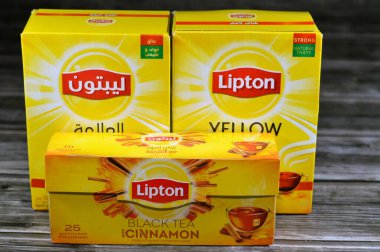 Kahire, Mısır, 7 Şubat 2024: Lipton siyah çayı ve tarçın tadı, olgunlaşmış çay yapraklarının toplamı, Lipton, Lipton Teas ve Infusions 'un sahibi olduğu bir İngiliz çay markası.