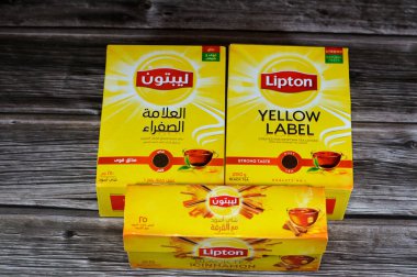 Kahire, Mısır, 7 Şubat 2024: Lipton siyah çayı ve tarçın tadı, olgunlaşmış çay yapraklarının toplamı, Lipton, Lipton Teas ve Infusions 'un sahibi olduğu bir İngiliz çay markası.