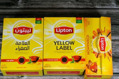 Kahire, Mısır, 7 Şubat 2024: Lipton siyah çayı ve tarçın tadı, olgunlaşmış çay yapraklarının toplamı, Lipton, Lipton Teas ve Infusions 'un sahibi olduğu bir İngiliz çay markası.