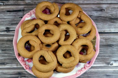 Tarçınlı bisküviler, sert, düz ve çıtır çıtır yuvarlak bisküviler, un bazlı, şeker ve tarçınlı, tatlı ve çay ve içeceklerle atıştırmalık olarak yenen bir gıda ürünüdür.