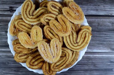 Palmiye palmiyesinin kısaltılmışı, palmiye ağacı yaprağının kısaltması, Fransız kalbi kurabiyeleri, palmiyeler poğaça hamurundan yapılır, kruvasan için kullanılan hamur gibi lamine bir hamur, ama mayasız.