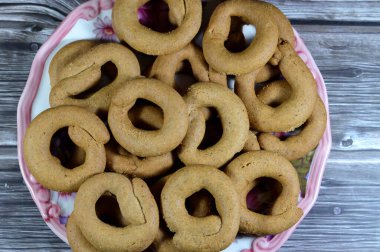 Tarçınlı bisküviler, sert, düz ve çıtır çıtır yuvarlak bisküviler, un bazlı, şeker ve tarçınlı, tatlı ve çay ve içeceklerle atıştırmalık olarak yenen bir gıda ürünüdür.