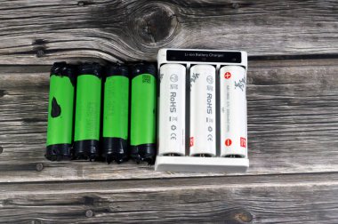 Kahire, Mısır, 9 Şubat 2024: 18650 pil paketi hücreleri, silindirik lityum iyon bataryası elektronik cihazlarda yaygın olarak kullanılan LI-ON yeniden şarj edilebilir piller, genellikle elektrikli aletlerde, elektrikli cihazlarda kullanılır.