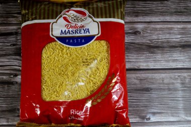 Kahire, Mısır, 7 Şubat 2024: Delicia Masreya Makarnası, Rice Lisan Asfour, İtalyan ve diğer tariflerle pişirilmeye hazır kurutulmuş makarna ve Orta Doğu 'da karıştırılmış buğdayla yapılan çorbalar.
