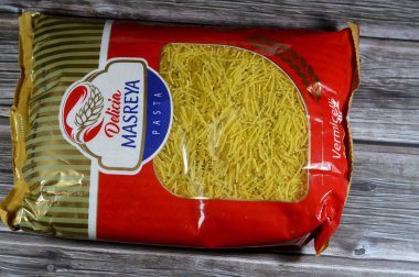 Kahire, Mısır, 7 Şubat 2024: Delicia Masreya Pasta, Vermicelli Shareyya İtalyan ve diğer tariflerle pişirilmeye hazır kurutulmuş makarna.