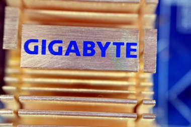 Kahire, Mısır, 9 Şubat 2024: Gigabyte Teknoloji Şirketi ana bilgisayar anakartları için imza amblemi, Gigabyte Tayvanlı bilgisayar donanımı üreticisi ve dağıtımcısı, Gigabyte Tech