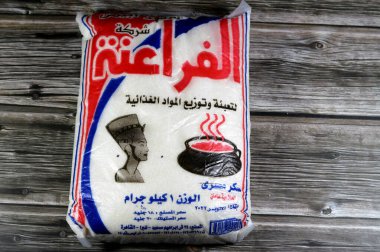 Kahire, Mısır, 7 Şubat 2024: Firavunların beyaz şeker, sofra, granül veya normal şeker, ya pancar şekeri ya da kamış şekerinden yapılmış, gıda ve içeceği tatlandırmak için kullanılan arıtma sürecinden geçmiş,