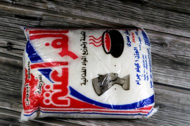 Kahire, Mısır, 7 Şubat 2024: Firavunların beyaz şeker, sofra, granül veya normal şeker, ya pancar şekeri ya da kamış şekerinden yapılmış, gıda ve içeceği tatlandırmak için kullanılan arıtma sürecinden geçmiş,