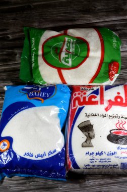 Kahire, Mısır, 7 Şubat 2024: Bahey teyze, Firavunlar ve Masria beyaz şeker, masa, granül veya normal şeker, ya pancar şekeri ya da kamış şekeri, arıtma sürecinden geçmiştir.