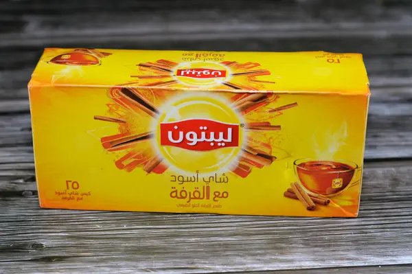 Kahire, Mısır, 7 Şubat 2024: Tarçın torbalı Lipton siyah çayı, olgunlaşmış çay yapraklarının toplamı, Lipton, Lipton Teas ve Infusions 'ın sahibi olduğu bir İngiliz çay markası.