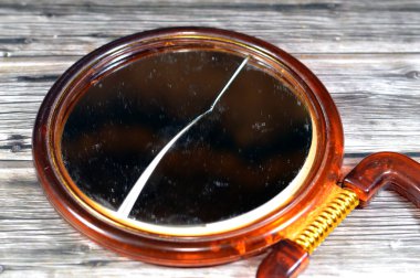 Kırık el aynası, kırık kırık, ezilmiş ayna aynası ayna ayna, ayna da ayna olarak da adlandırılan bir görüntüyü yansıtan bir nesnedir. Aynalar, görüntünün yönünü ters çevirir.