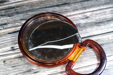 Kırık el aynası, kırık kırık, ezilmiş ayna aynası ayna ayna, ayna da ayna olarak da adlandırılan bir görüntüyü yansıtan bir nesnedir. Aynalar, görüntünün yönünü ters çevirir.