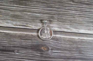 Saf gümüş metalden yapılmış İslami £8 gram 999 Kahire ve Mescid-i Haram camii ve Suudi Arabistan krallığındaki Mekke 'deki minareler, üzerinde Kabe olan gümüş pound.