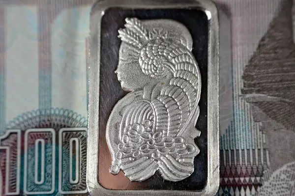 Egyptian 100 EGP pounds cash money and silver precious metal ounce bar of pure silver, The price of silver is driven by speculation, supply and demand and it\'s usually bought as an investment