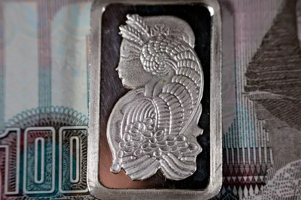 Egyptian 100 EGP pounds cash money and silver precious metal ounce bar of pure silver, The price of silver is driven by speculation, supply and demand and it\'s usually bought as an investment