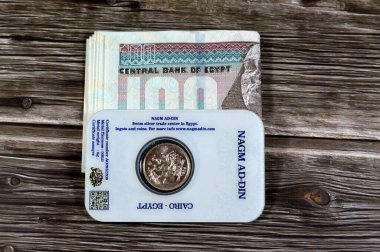 Kahire, Mısır, 9 Şubat 2024: Mısır parası ve İngiliz gümüş sikkesi biçimi, saf gümüş ağırlık, George and the Dragon, Nagm Ad-Din gümüş sikkesi, değerli metal para.