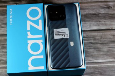 Kahire, Mısır, 9 Şubat 2024: Realme Narzo 50A akıllı cep telefonu, 6000mAh pil, güçlü Helio G85 işlemci, 50MP ana kamera, parmak izi sensörü ve süper güç tasarruf modu