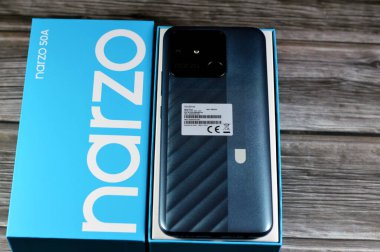 Kahire, Mısır, 9 Şubat 2024: Realme Narzo 50A akıllı cep telefonu, 6000mAh pil, güçlü Helio G85 işlemci, 50MP ana kamera, parmak izi sensörü ve süper güç tasarruf modu