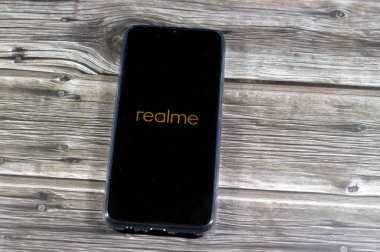 Kahire, Mısır, 9 Şubat 2024: Realme Narzo 50A akıllı cep telefonu, 6000mAh pil, güçlü Helio G85 işlemci, 50MP ana kamera, parmak izi sensörü ve süper güç tasarruf modu