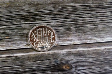 Arapça metnin çevirisi (günahları affeden), İslami saf gümüş ons sikke, gümüşün fiyatı spekülasyon, arz ve talep ile belirlenir ve genellikle bir yatırım olarak satın alınır.