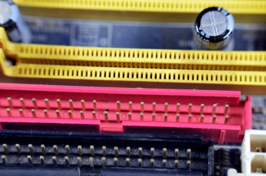 Genel amaçlı bilgisayarlar ve diğer genişletilebilir sistemlerdeki ana baskılı devre kartı (PCB), bir bilgisayar ana kart elektronik ana kartına yakın çekim yaparak elektronik bileşenlerin iletişimini sağlar.