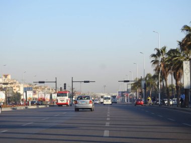 Kahire, Mısır, 10 Şubat 2024: Mısır sokaklarında trafik ışıkları, otoyol arabalarının hareket kabiliyeti ve sıkışıklık konsepti, Kahire sokakları ve araba ve araç trafiği, turuncu sürücü sabit işareti