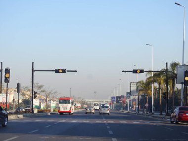 Kahire, Mısır, 10 Şubat 2024: Mısır sokaklarında trafik ışıkları, otoyol arabalarının hareket kabiliyeti ve sıkışıklık konsepti, Kahire sokakları ve araba ve araç trafiği, turuncu sürücü sabit işareti