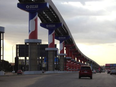 Kahire, Mısır, 26 Ocak 2024: Oscar Grand Market, Kahire 'deki tek raylı raylı raylı sütunlara, reklam pankartlarına ve tek raylı raylı raylı seferlerdeki hizmetlere hipermarket reklamı