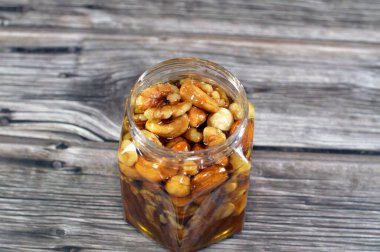 Fındıklı, fındıklı, fındıklı, bademli ve kaju fıstıklı doğal bal. Bu bal, arı kolonilerini beslemek için yapılan ve depolanan tatlı ve yapışkan bir maddedir.